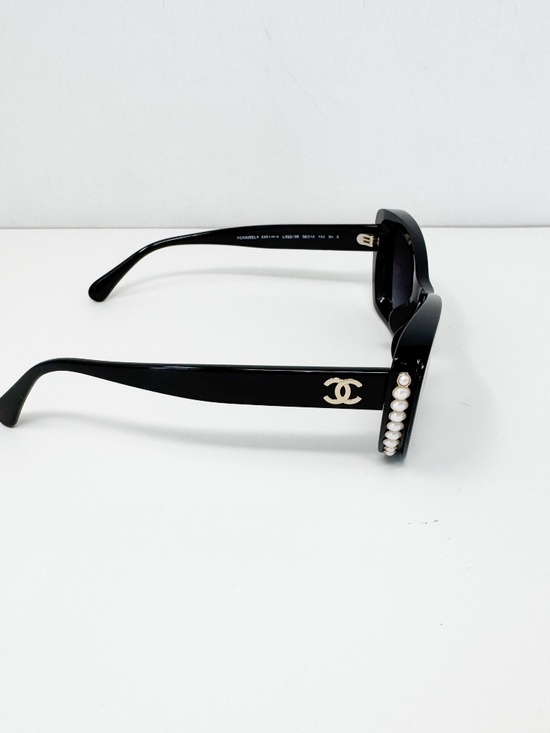 Chanel Pearl Cat Eye CC Sunglasses in black with gradient dark grey main image 8